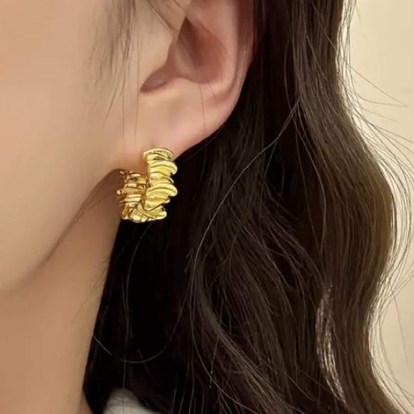 ✨Zara Siena Gold Crinkle Huggie Earrings - Picture 4 of 7